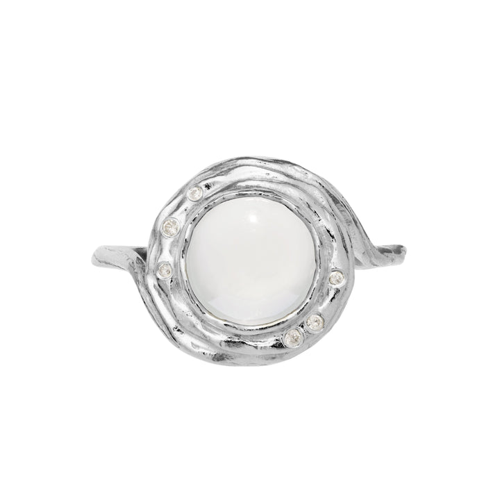 Zilveren Maanesten Zahra ring met ronde lichte steen en kleine heldere stenen in organisch design. Model4867c-001.