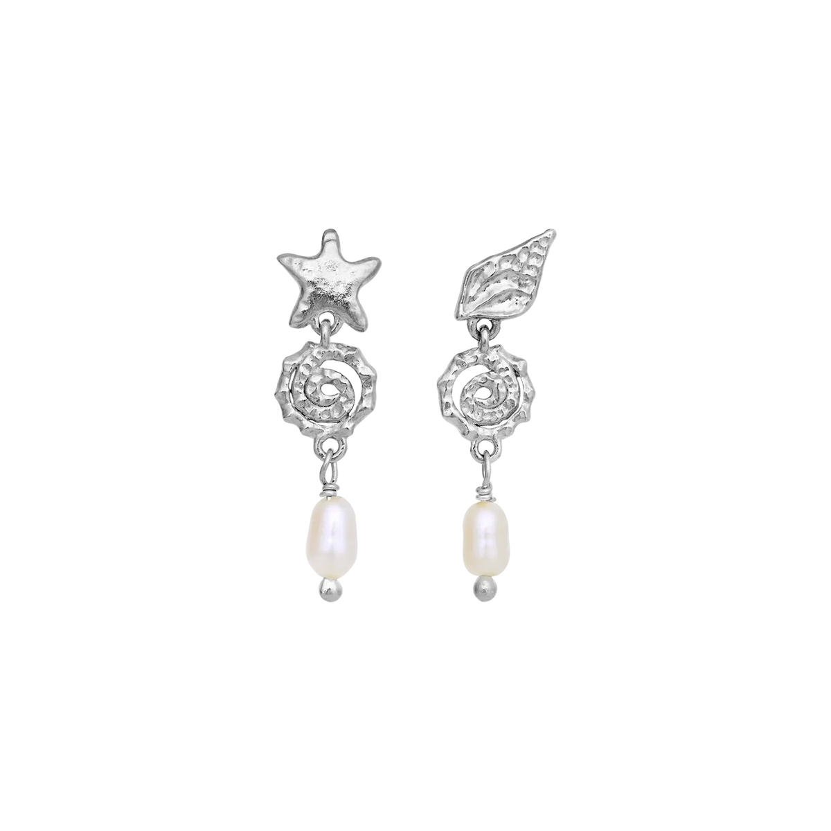 Maanesten Zumi Earrings Zilver, unieke asymmetrische oorbellen met ster, schelp en parel. Model 10118c
