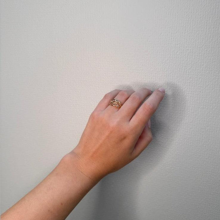 Mads Z 14kt diamanten nestring 0,045 ct W/SI aan de hand gedragen, gouden ring met diamanten, model 1541096-001.