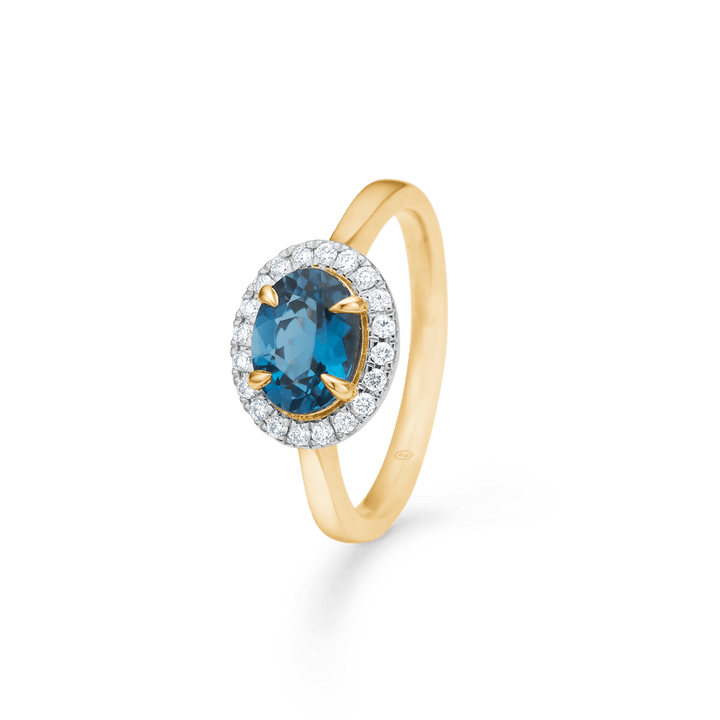 Mads Z 14kt middernachtblauwe diamanten ring met ovale blauwe topaas en diamanten in een gouden zetting. Model 1546118-001-1.