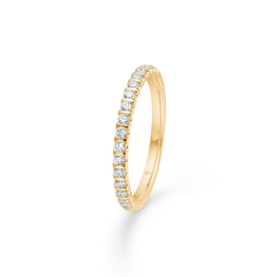 Mads Z 14kt Ophelia Ring 0,25ct W/SI toont een slanke gouden ring met fonkelende diamanten. Model 1541525-001-1