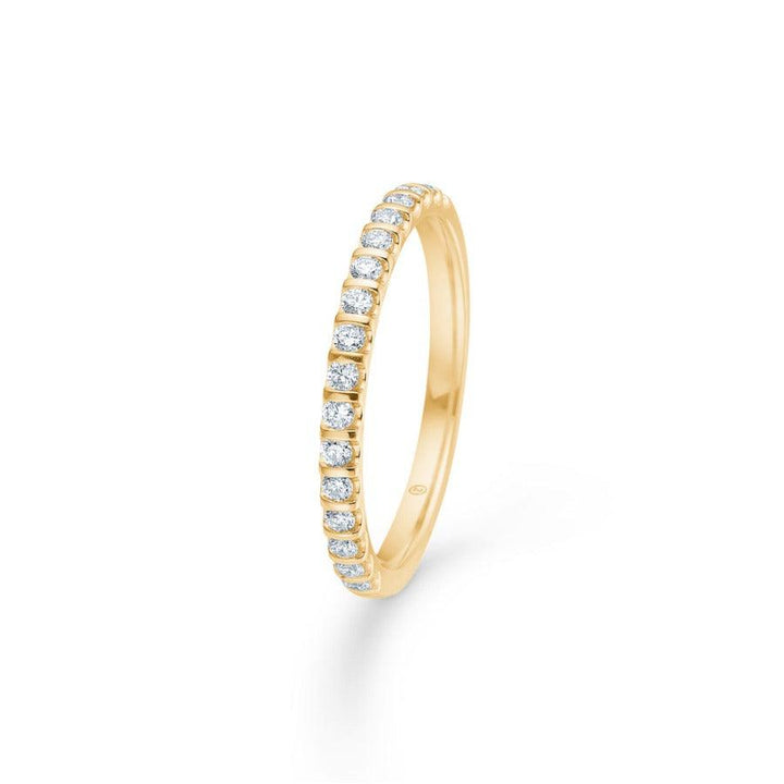 Mads Z 14kt Ophelia Ring 0,25ct W/SI toont een slanke gouden ring met fonkelende diamanten. Model 1541525-001-1