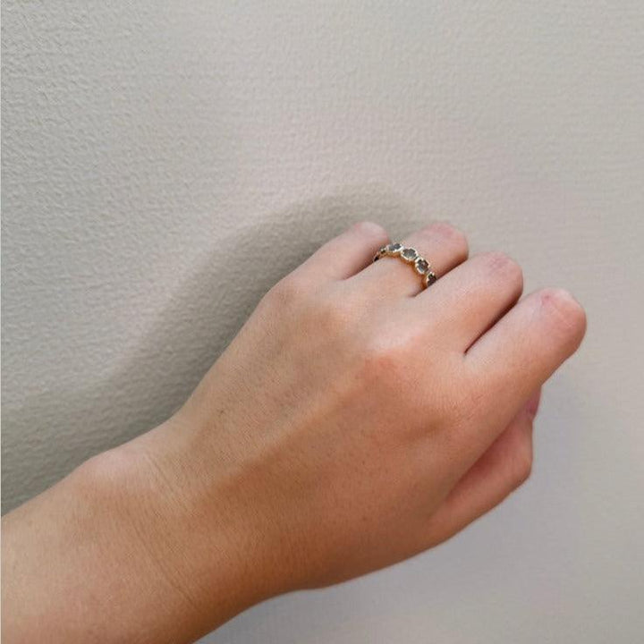 Mads Z 14kt Otilia ring met grijze maansteen afgebeeld aan de ene kant, goudkleurig met steen, model 1546136-001