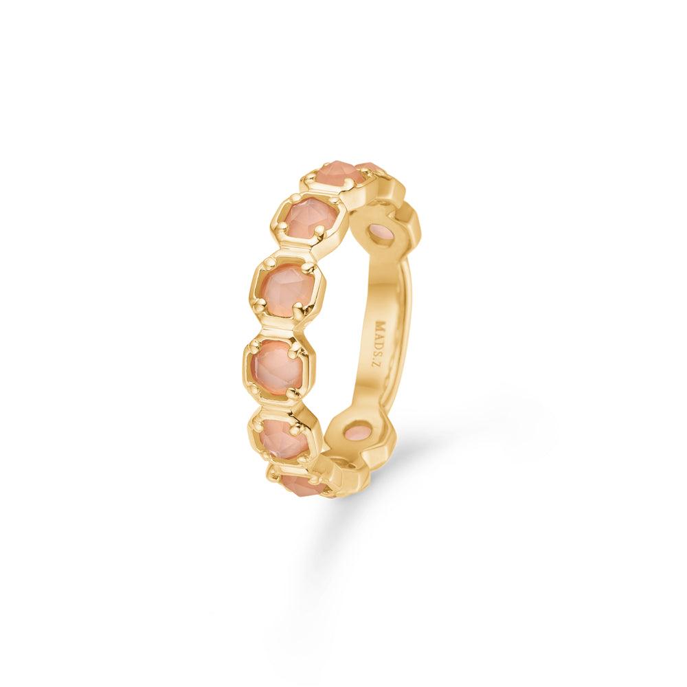 Mads Z 14kt Otilia Ring met perzik Manesten, elegante gouden ring met roze steen, detail. Model 1546137-001-1