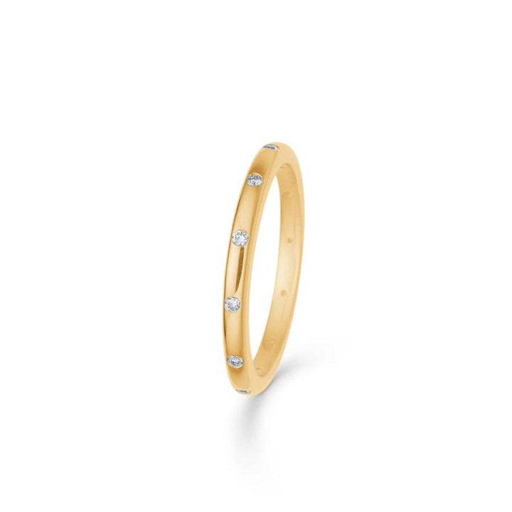 Mads Z 14kt Poetry Ring 0,11ct W/SI toont een eenvoudige gouden ring met gelijkmatig verdeelde kleine diamanten. Modelnummer 1541042-001