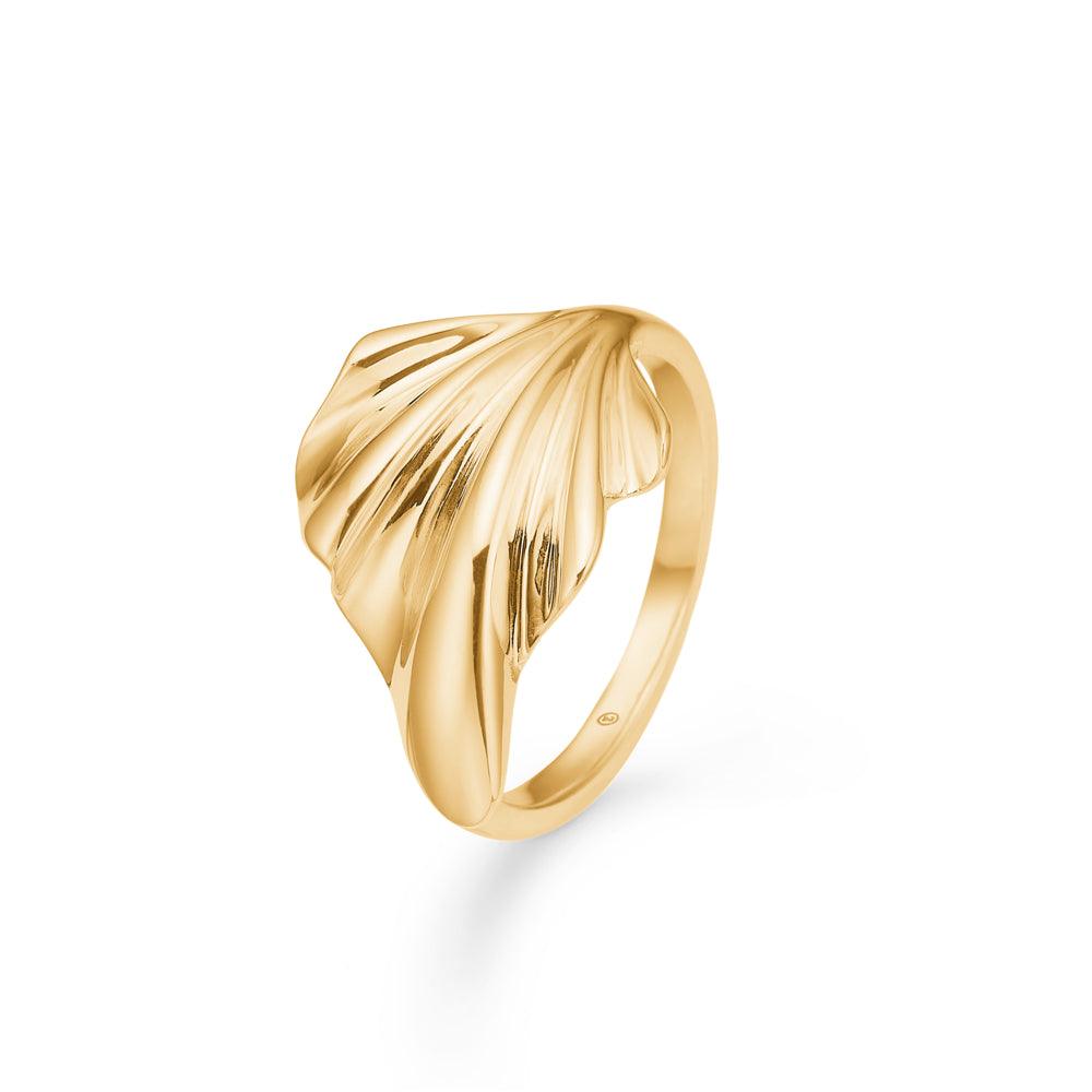 Mads Z 14kt Velvet Ring toont een elegante gouden ring met een organisch bladvormig ontwerp op een witte achtergrond. Model 1540188-001-1