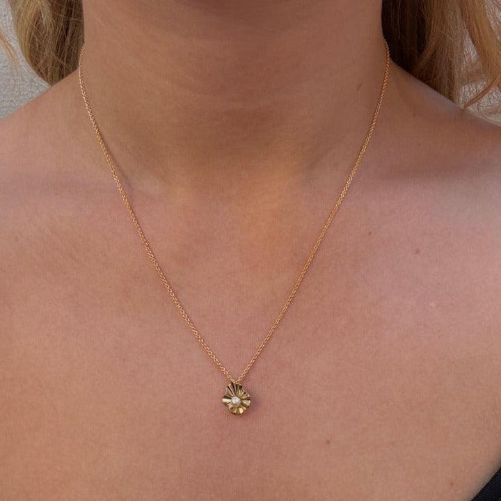 Mads Z 8kt Amelie hanger met parel aan gouden ketting gedragen om de nek, Model3333119-2