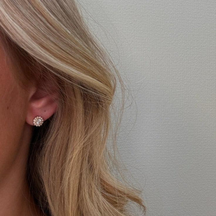 Mads Z 8kt Carmen oorsteker met zirkonia afgebeeld op oor, goud en heldere stenen Model 3317046-2