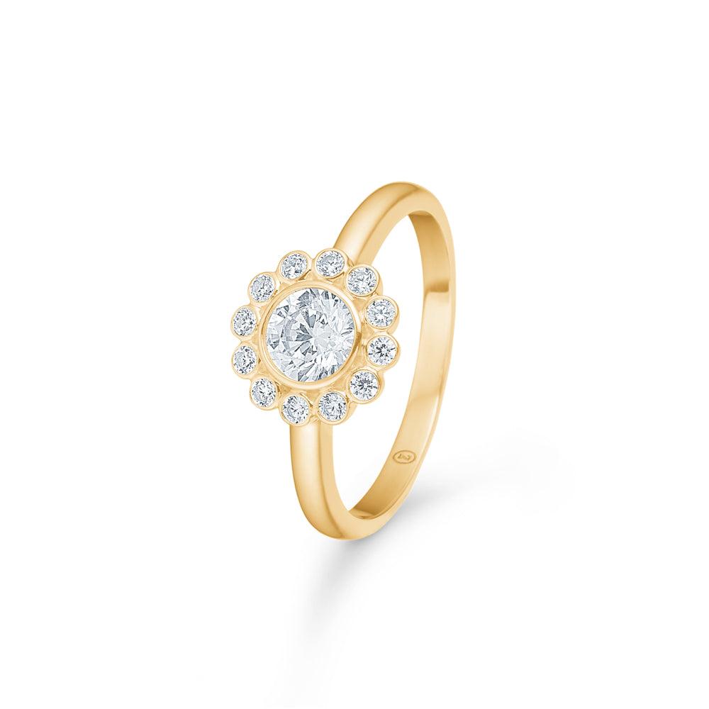 Mads Z 8kt Carmen Ring Zirkonia toont gouden ring met rond zirkonia midden en rand van kleine steentjes. Model3347045-001.