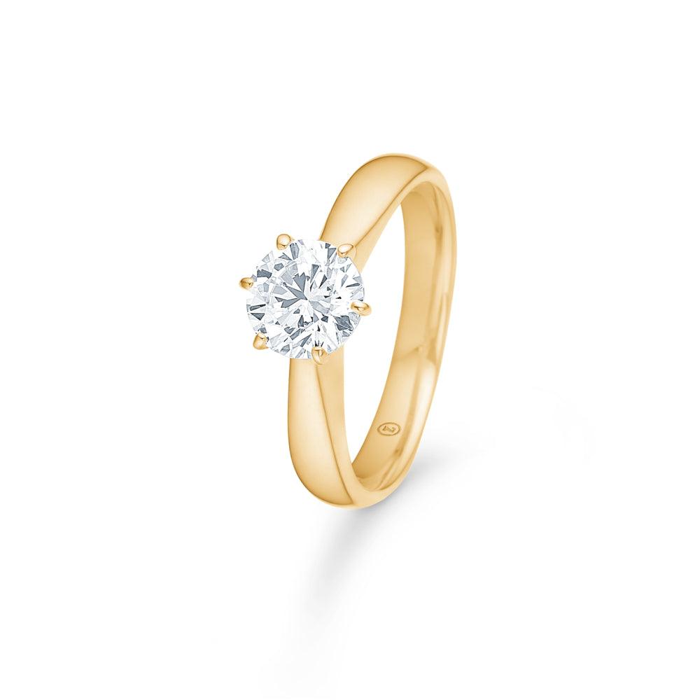 Mads Z 8kt Cassiopeia ring zirkonia met glanzende gouden look en grote heldere steen, model 3347006-001