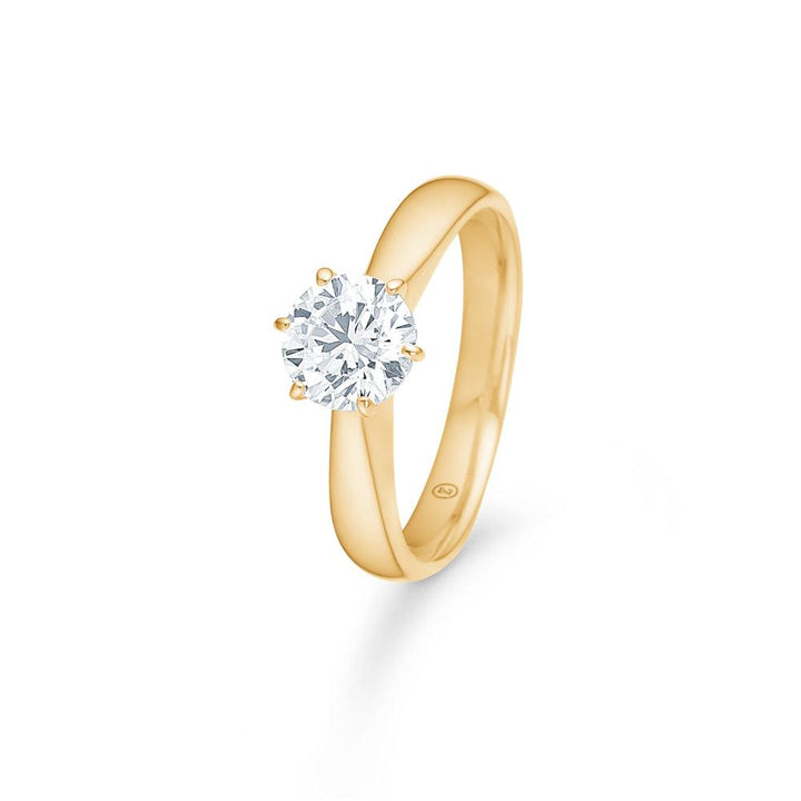 Mads Z 8kt Cassiopeia ring zirkonia met glanzende gouden look en grote heldere steen, model 3347006-001