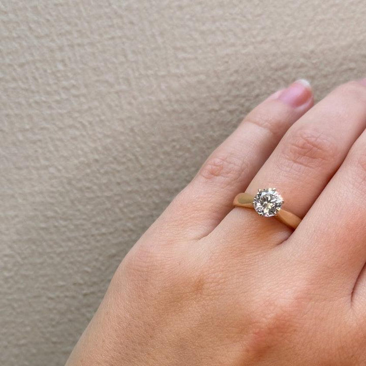 Mads Z 8kt Cassiopeia Ring Zirkonia gedragen aan de hand, eenvoudige gouden ring met heldere steen. Model3347006-001