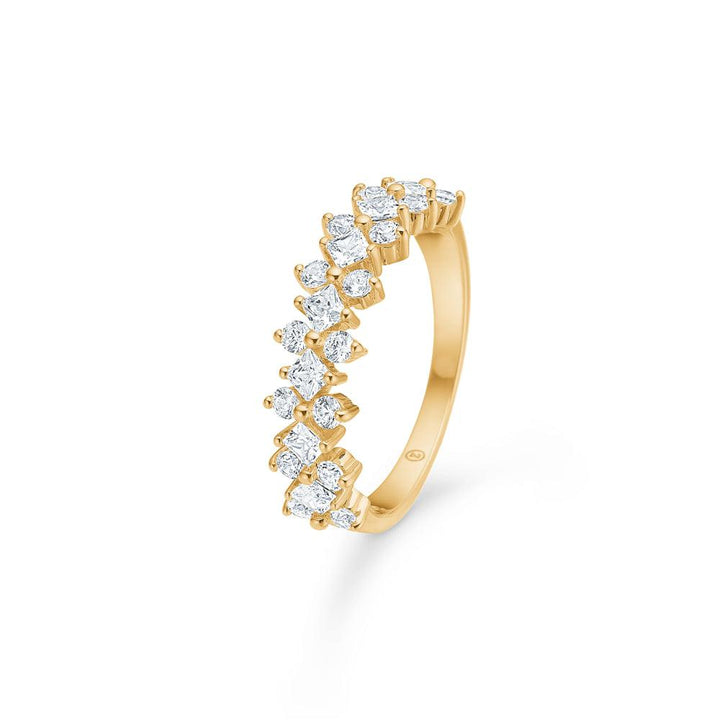Mads Z 8kt Cassiopeia ring zirkonia toont een elegante gouden ring met heldere zirkonia in halve strik, Model 3347008-001