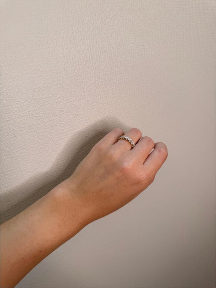 Mads Z 8kt Cassiopeia ring zirkonia gedragen aan de hand, prachtige gouden ring met heldere stenen, model 3347008-001.