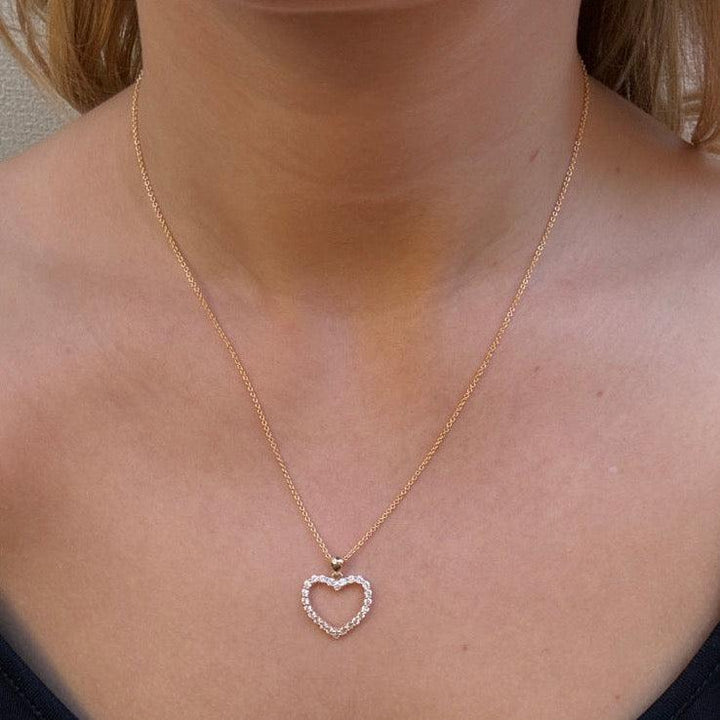 Mads Z 8kt Rhianna vedhæng med hjertemotiv i guld på model, forside. Model 60666.