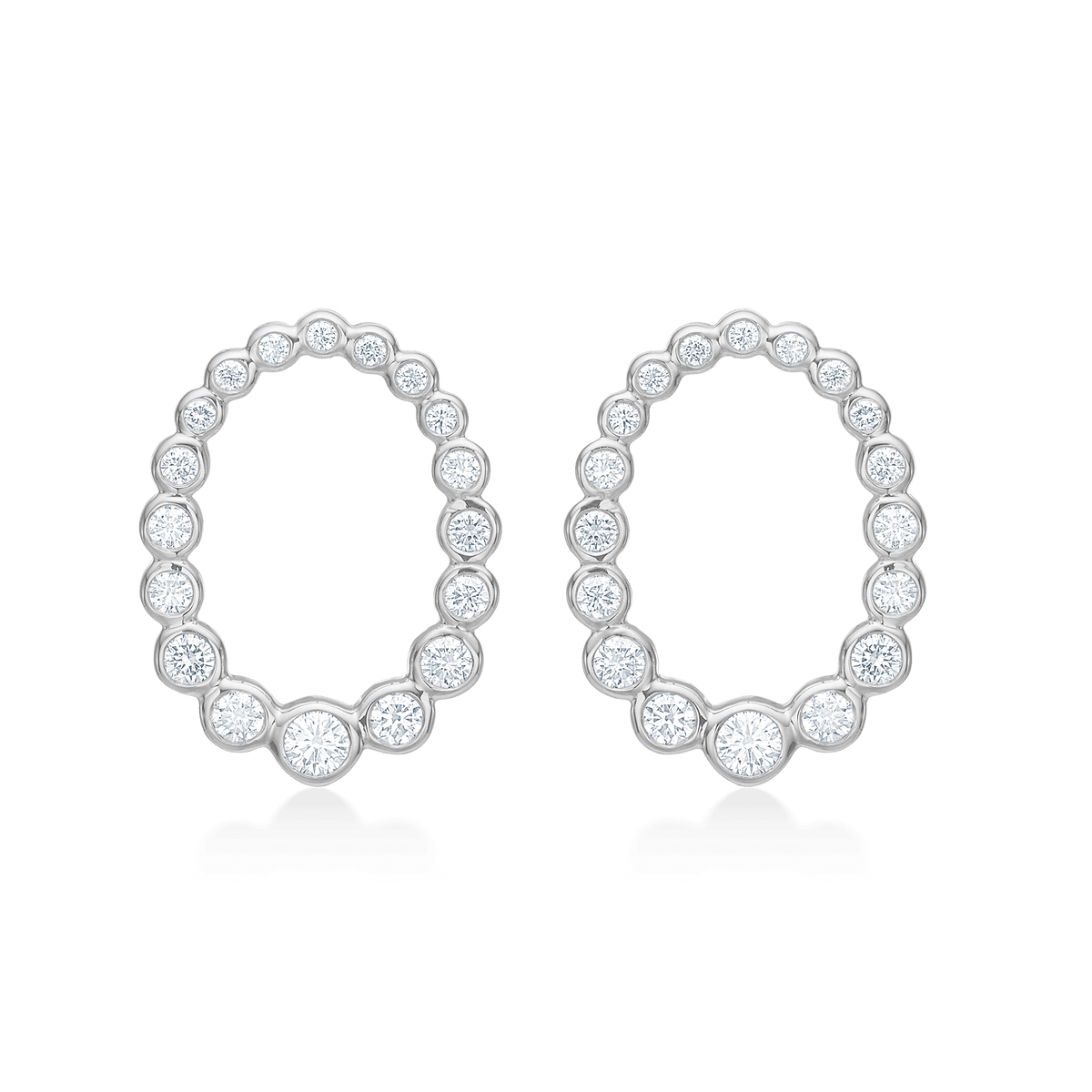 Mads Z Aurora's Kiss zilveren oorbellen met witte topaas in ovale vorm, elegant detail. Model 2116116-1.