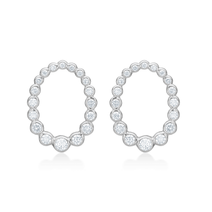 Mads Z Aurora's Kiss zilveren oorbellen met witte topaas in ovale vorm, elegant detail. Model 2116116-1.