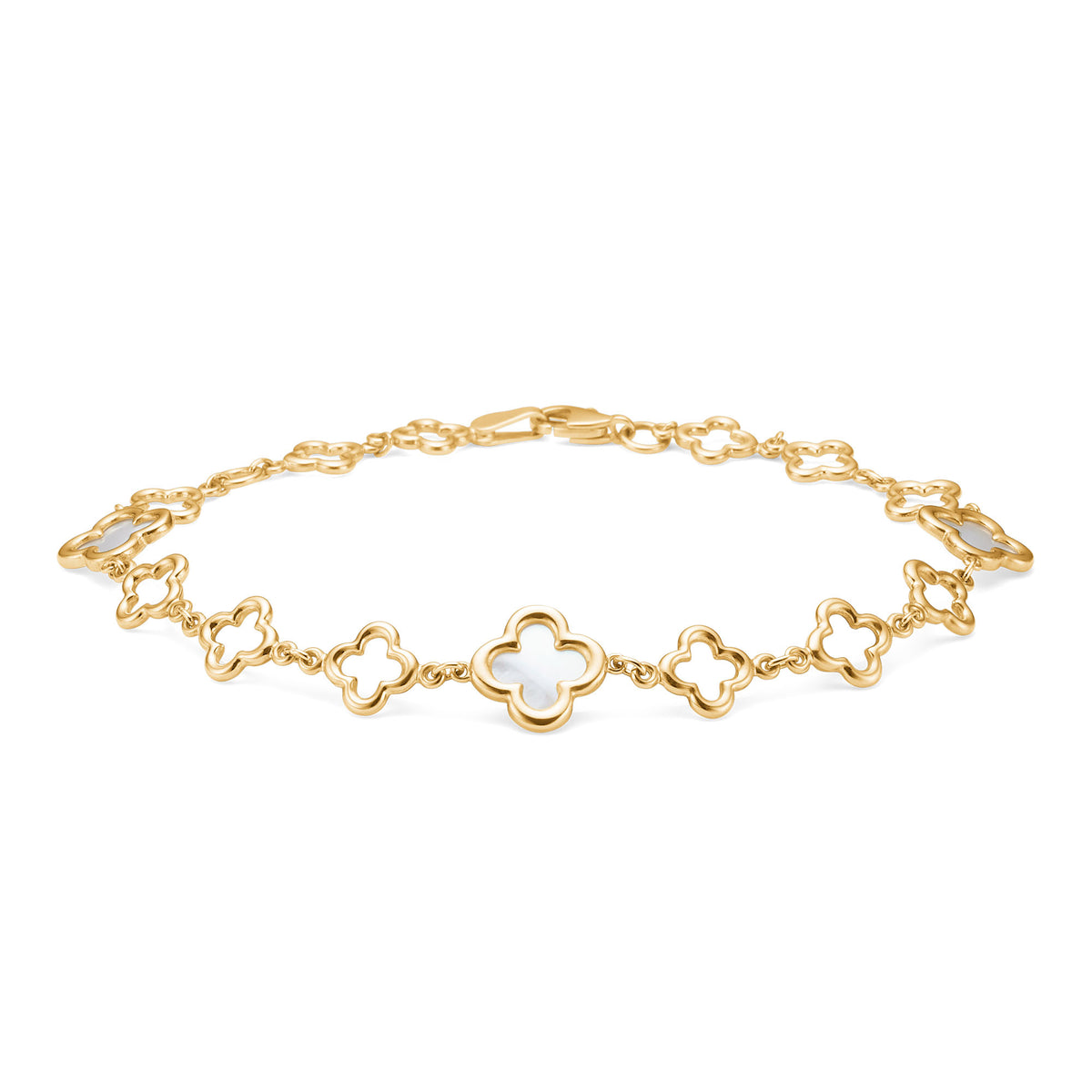 Mads Z Aurelia armband van 8kt goud met witte bloemdetails, liggend op een witte achtergrond. Model3356043-1