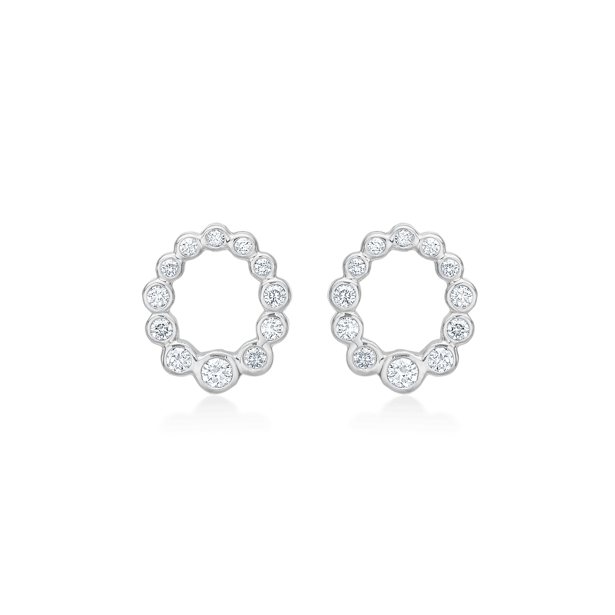 Mads Z Aurora's Kiss zilveren oorknopjes met witte topaas, rond model met meerdere stenen, model 2116115-1.