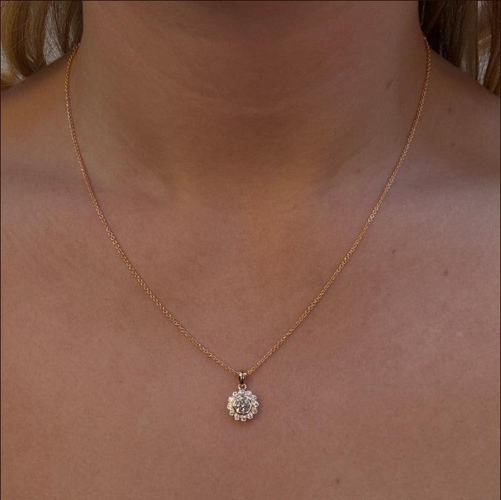 Mads Z Carmen 8kt gouden hanger met zirkonia wordt om de nek gedragen, zonnige gele kleur en klassiek ontwerp. Modelnummer 3337046