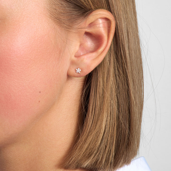 Mads Z Celeste Diamond Earrings in 14kt goud verschijnen op het oor, elegante bloem met fonkelende diamanten. Model 1511132-2