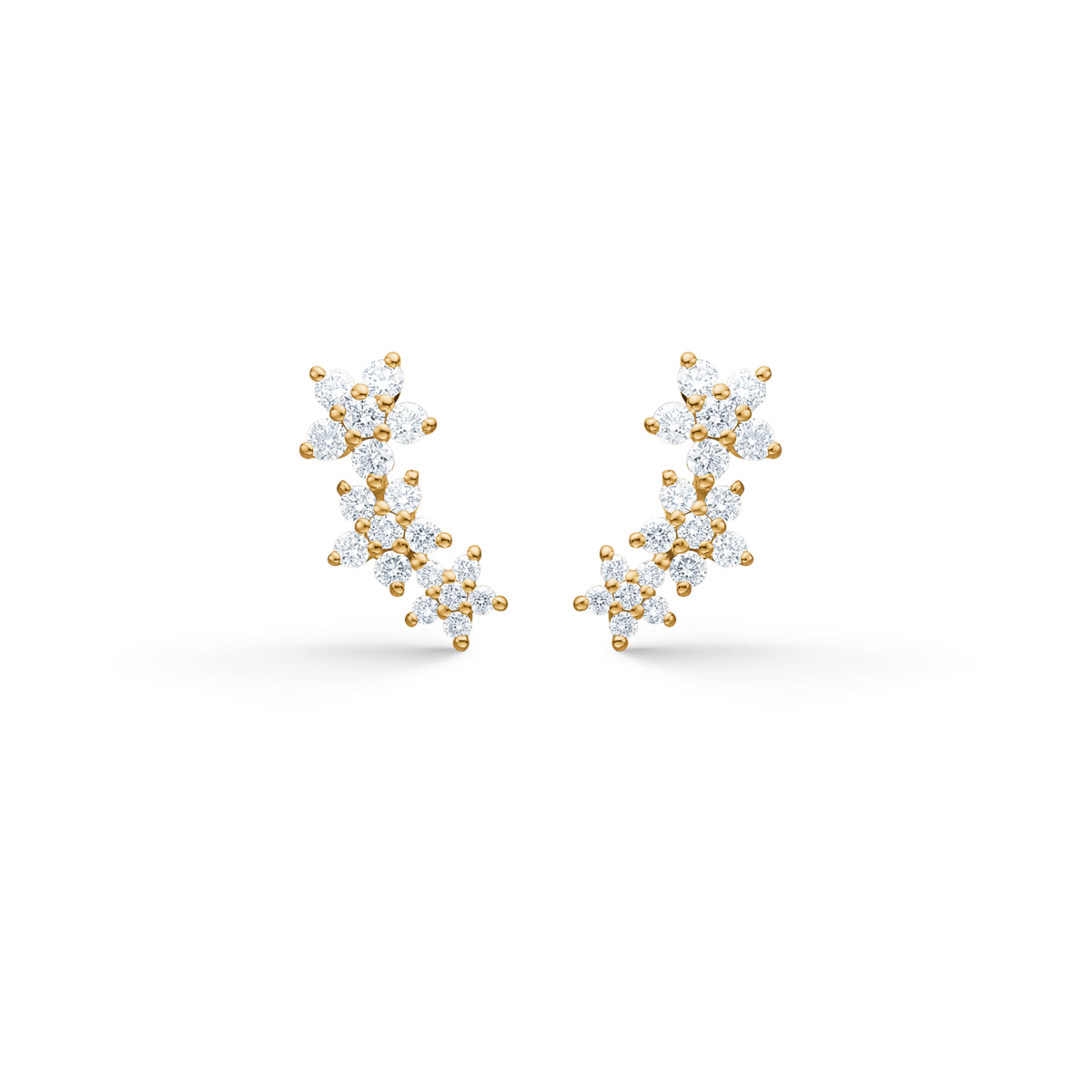 Mads Z Celeste Diamond Stud Earrings in 14kt goud met gebogen studs met bloemvormige diamanten. Model 1511142-1.