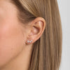 Mads Z Celeste Diamond Earrings in 14kt goud verschijnen op het oor, het stuk is elegant met diamanten. Model 1511142-2