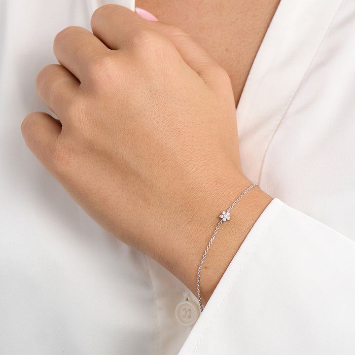 Mads Z Celeste Star Armband in zilver met zirkonia om de pols, elegante en discrete sieraden. Model 2157141-1.