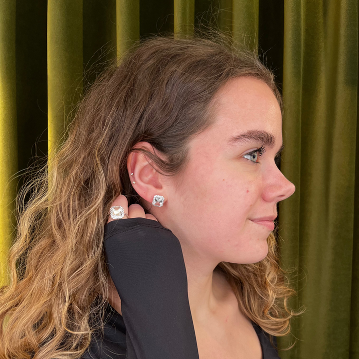 Mads Z Celestial by Medina Zilveren ring met witte topaas gezien aan de hand van een vrouw voor een groene achtergrond. Modelnummer 3146900-001