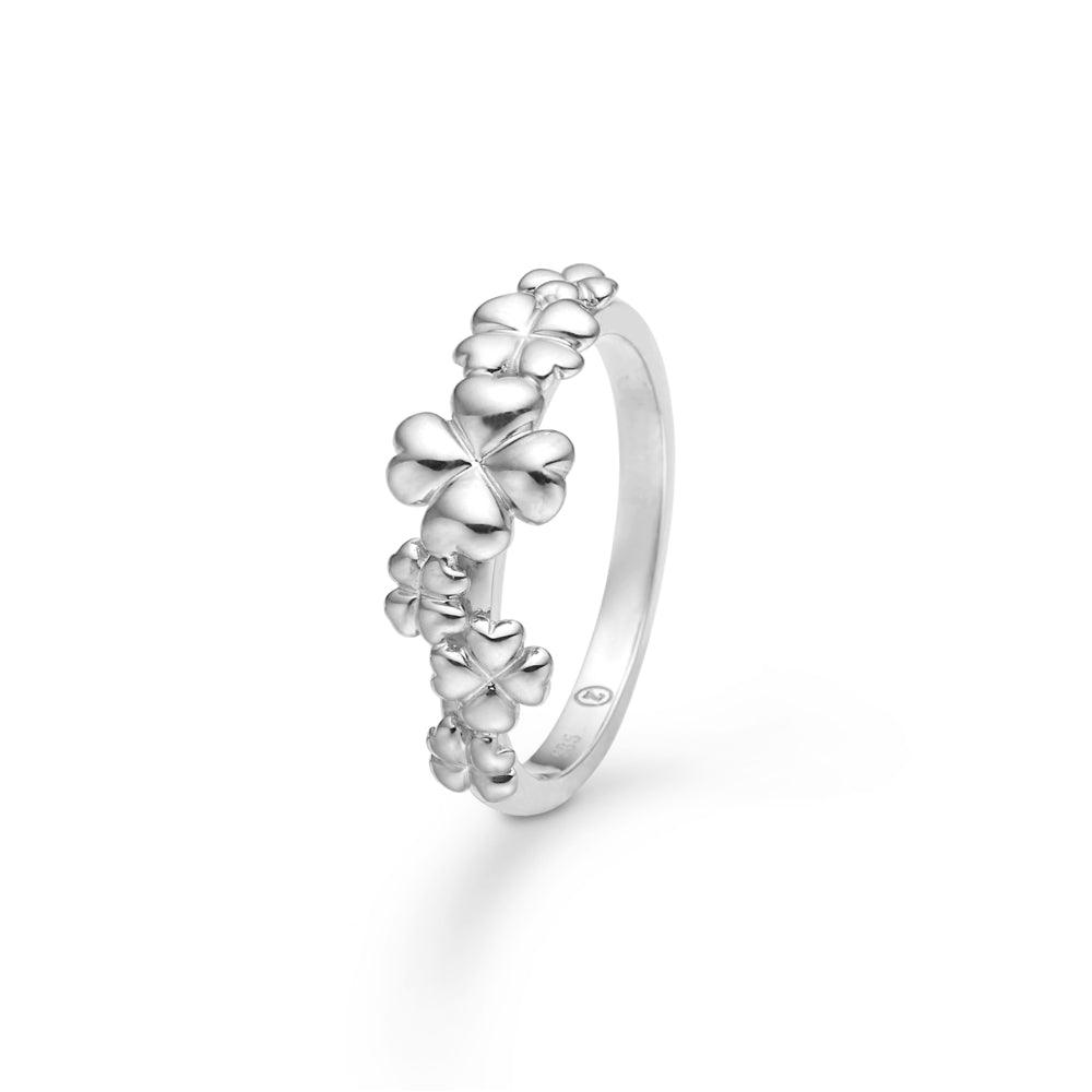 Mads Z Clover Love zilveren ring met verschillende glanzende klavertjes vier, elegant ontwerp. Model 2140185-001