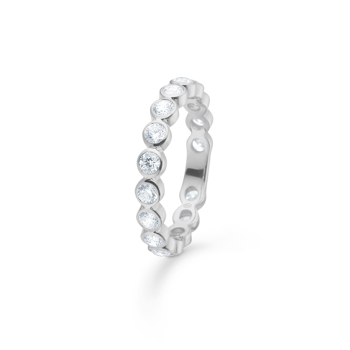Mads Z Eterna zilveren ring met heldere zirkonia stenen rondom, elegant en glanzend. Model3147072-001