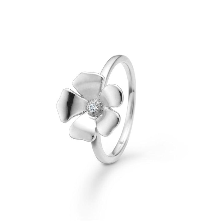 Mads Z Fleur Flower Silver Ring met Topaas toont een elegante bloemenring in zilver met heldere topaas in het midden. Model 2146106-001.