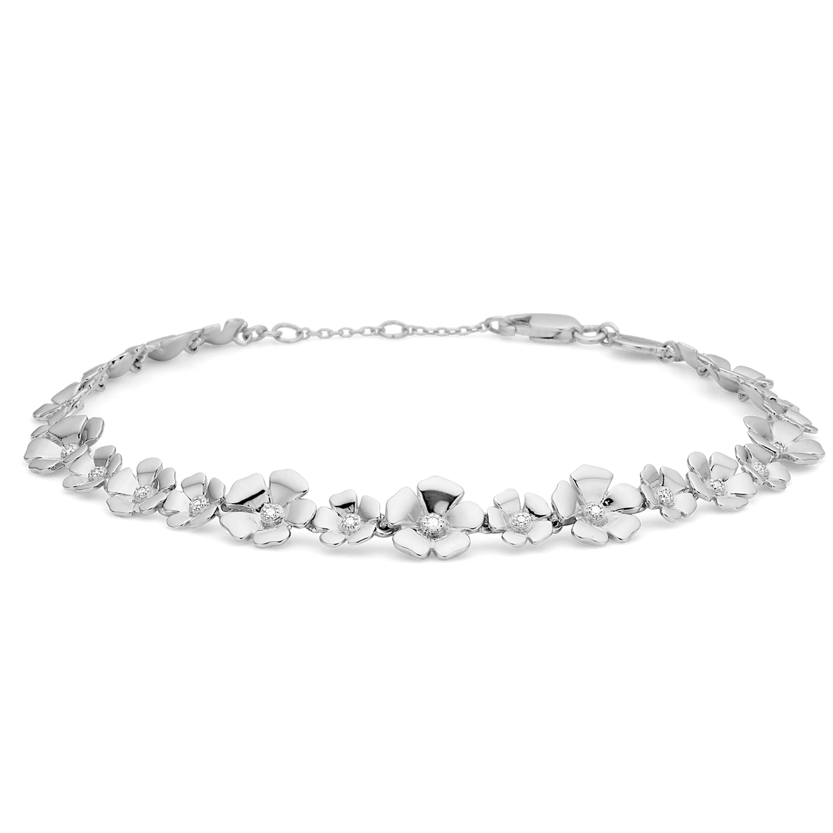 Mads Z Fleur zilveren armband met witte topaas toont een elegante armband met bloemen in zilver en witte stenen. Model 2156108-1.