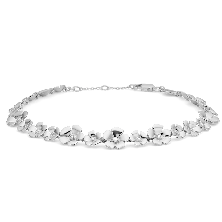 Mads Z Fleur zilveren armband met witte topaas toont een elegante armband met bloemen in zilver en witte stenen. Model 2156108-1.