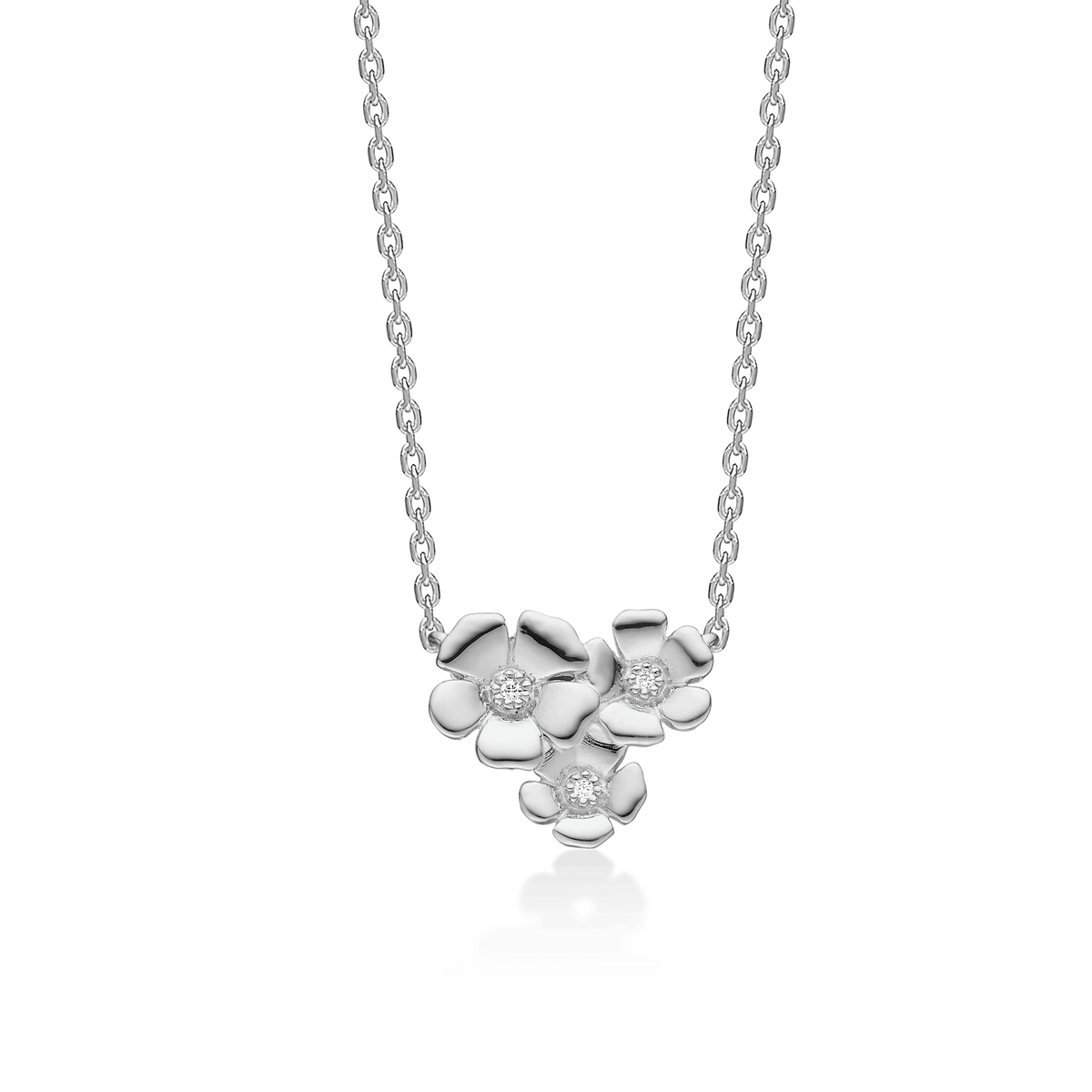 Mads Z Fleur zilveren ketting met drie bloemhangers in glanzend zilveren afwerking. Model 2126108-1