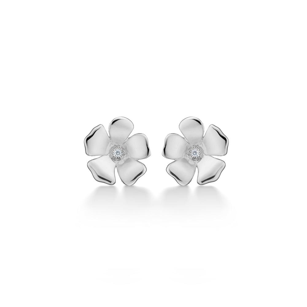 Mads Z Fleur zilveren oorbellen met witte topaas tonen bloemvormige oorbellen in glanzend zilver. Model 2116106-1