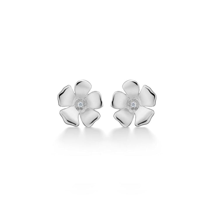 Mads Z Fleur zilveren oorbellen met witte topaas tonen bloemvormige oorbellen in glanzend zilver. Model 2116106-1