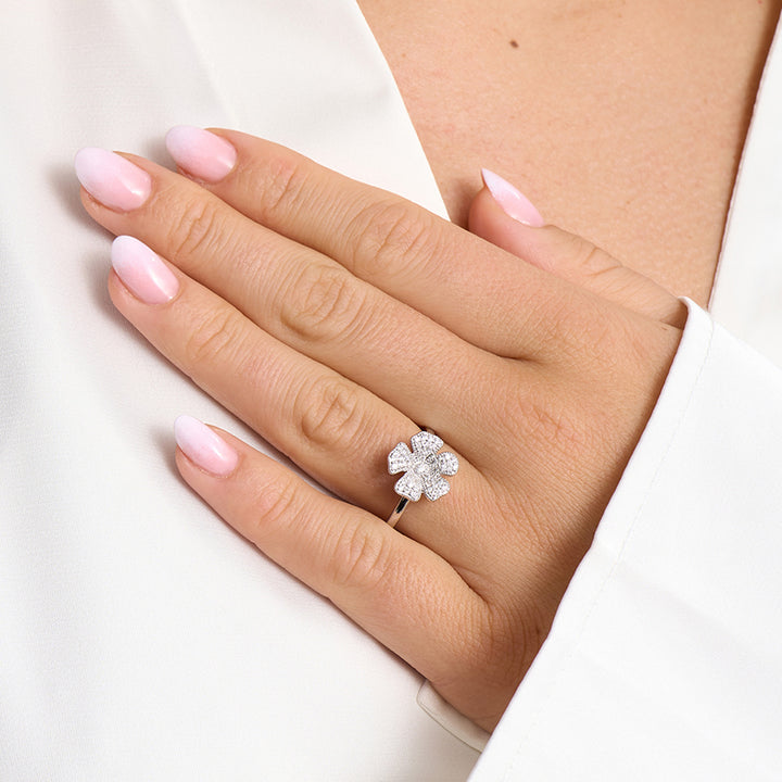 Zilveren Mads Z Fleur ring met pavésatte zirkonia op de hand, elegante zilveren look. Model 2147007-001.