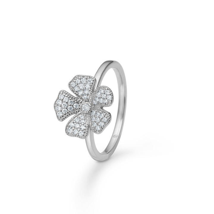 Zilveren Mads Z Fleur ring met pave gezette zirkonia toont een glanzende zilveren ring met bloemmotief en heldere stenen. Model 2147007-001.