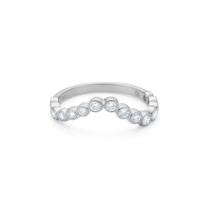 Mads Z Freya zilveren ring met witte topazen in een elegante strik, glanzend oppervlak. Modelnummer 2146177-001.