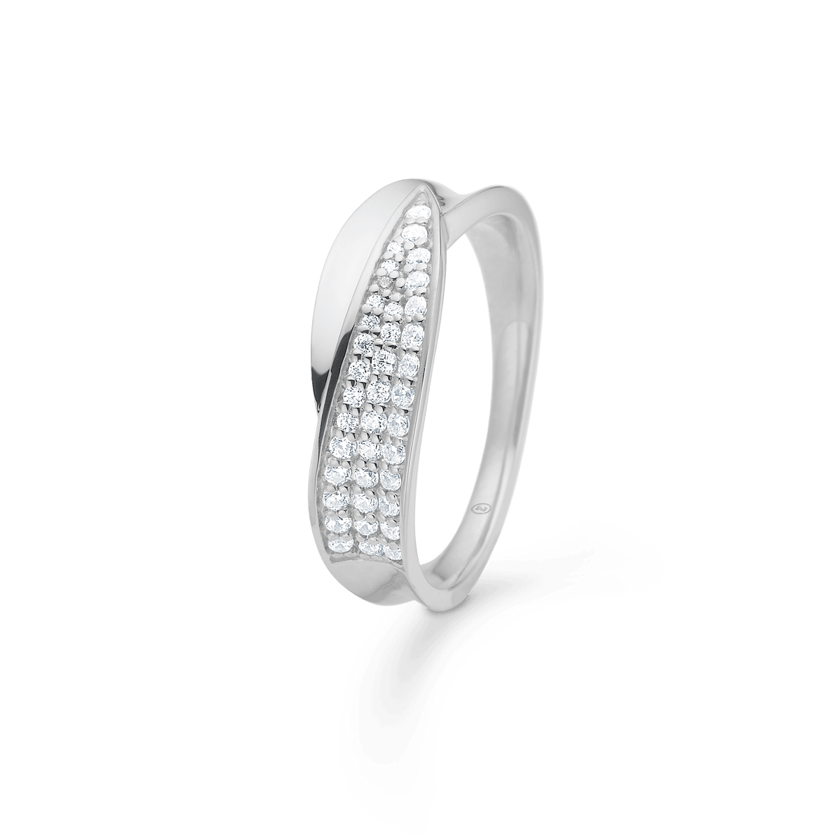 Mads Z Gloria Zilveren Ring met Zirkonia toont een elegante, glanzende zilveren ring met heldere stenen. Model3147073-001