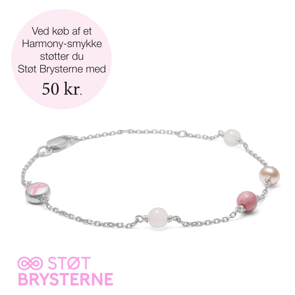 Mads Z Harmony Stot Brysterne armband in zilver met roze parels op een witte achtergrond. Model 2156200-1