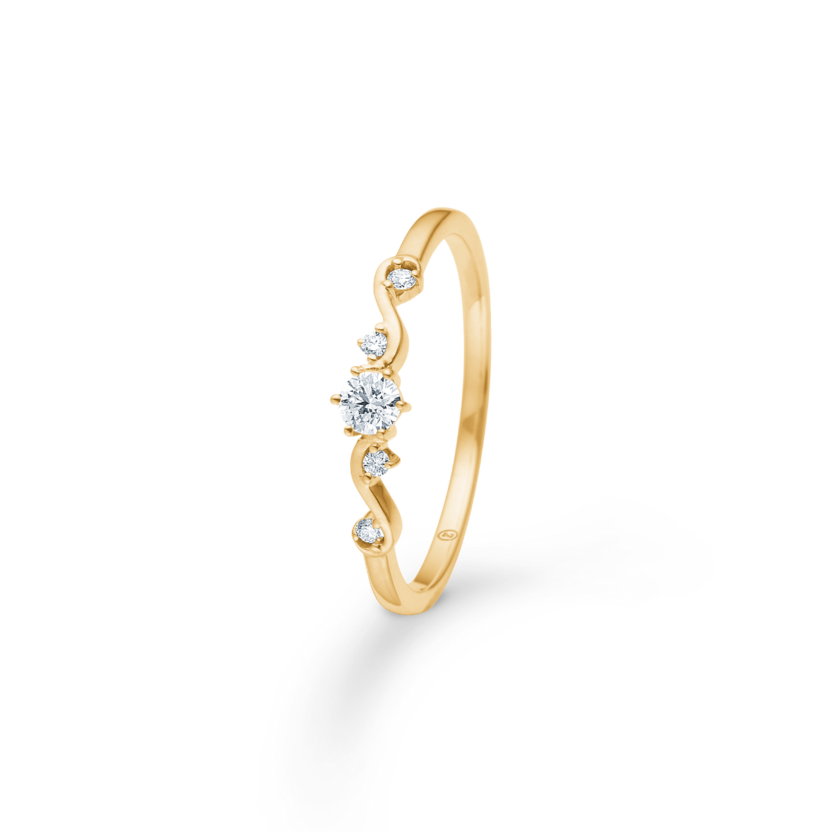 Mads Z Isaline 14kt gouden ring met vijf fonkelende diamanten in een elegant, gebogen ontwerp. Modelnummer 1541190-001.