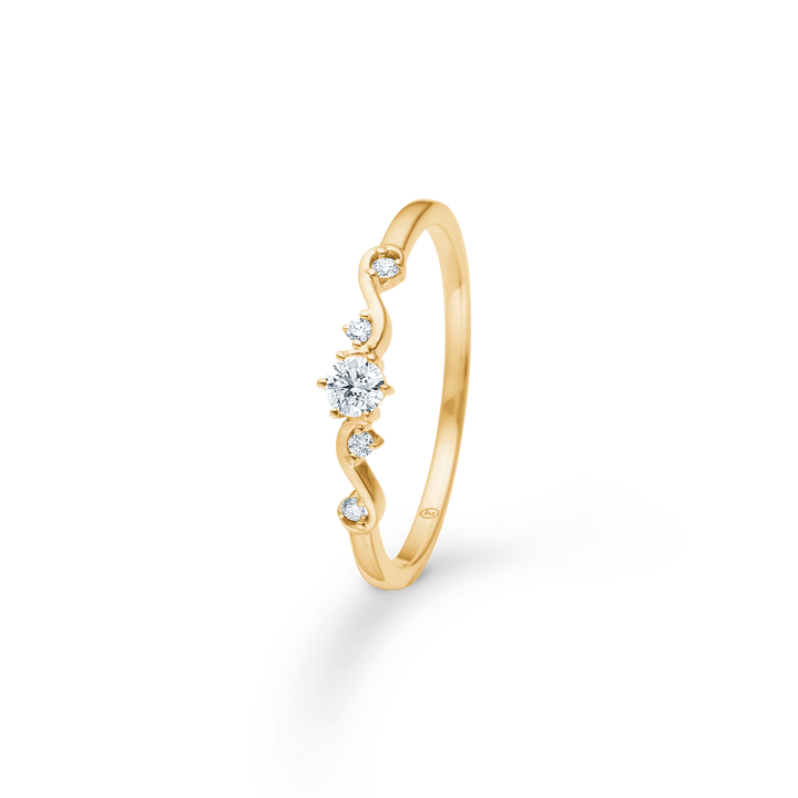 Mads Z Isaline 14kt gouden ring met vijf fonkelende diamanten in een elegant, gebogen ontwerp. Modelnummer 1541190-001.