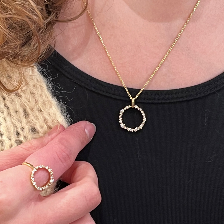 Mads Z Lucia Circle Ring van 14kt goud met diamanten gedragen op de vinger, detail. Model 1541054-001.