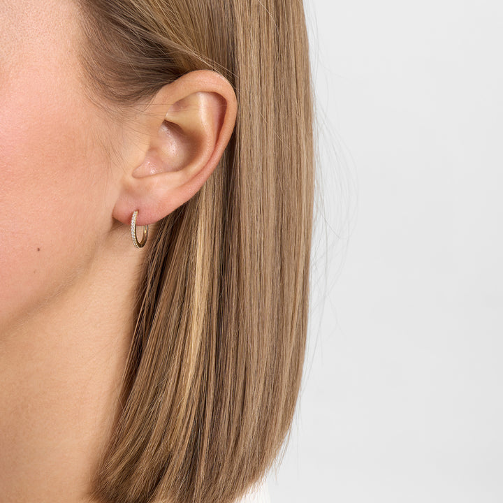 Mads Z Lumina 14kt gouden creolen met diamanten 14 mm discreet gedragen in het oor, model 1511085-2.