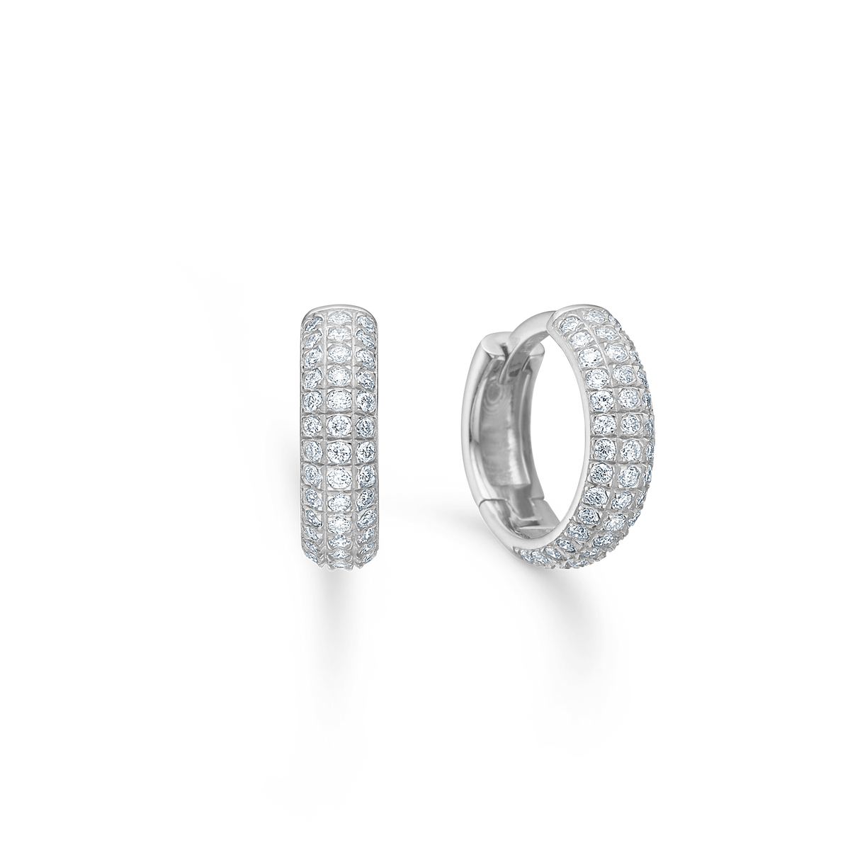 Mads Z Lunette 11 mm zilveren creolen met glanzend oppervlak en heldere topaasstenen, model 2116135-1.