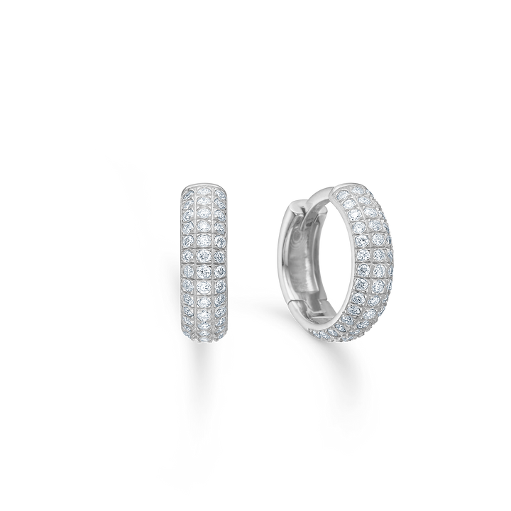 Mads Z Lunette 11 mm zilveren creolen met glanzend oppervlak en heldere topaasstenen, model 2116135-1.