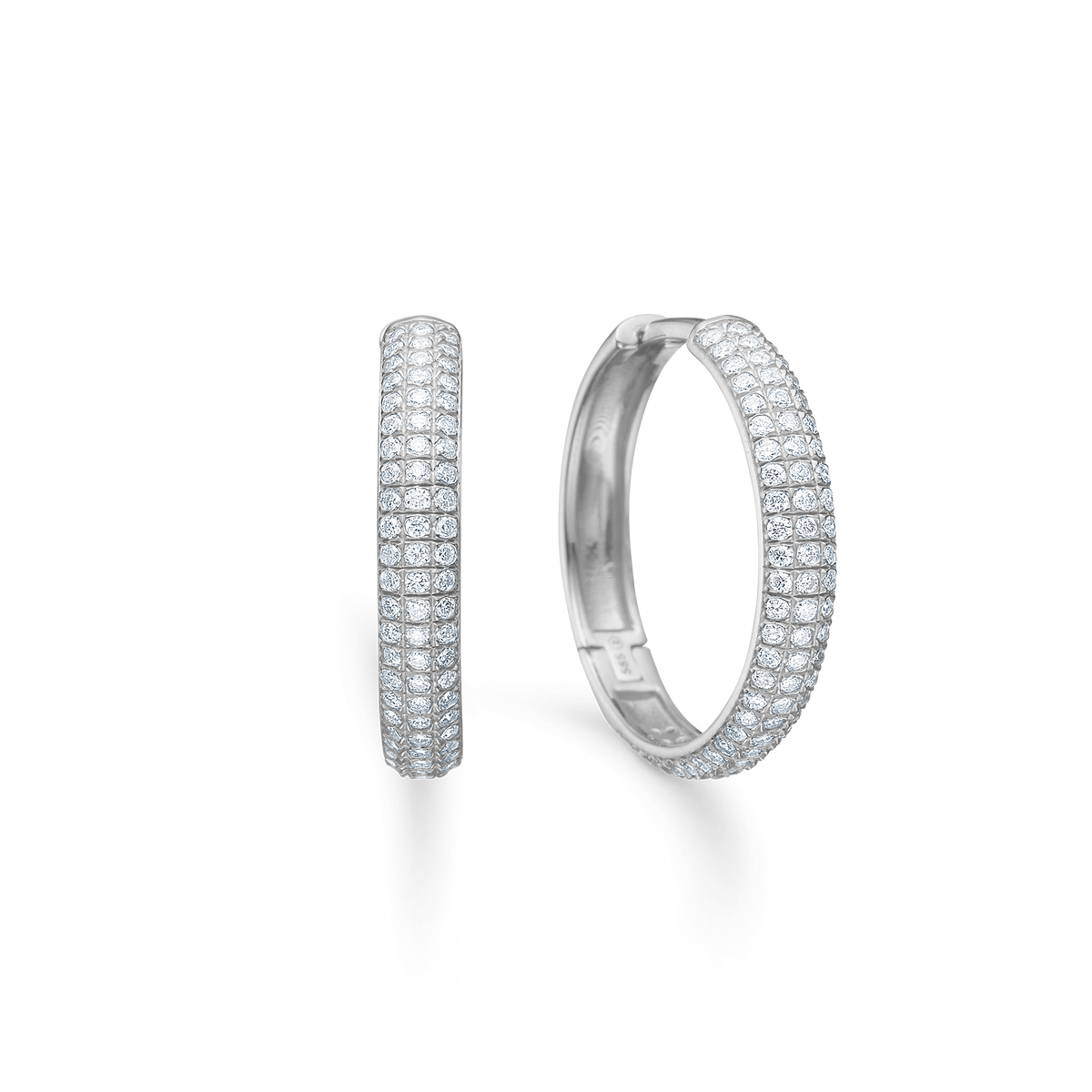 Mads Z Lunette 18 mm zilveren creolen met topaas toont een paar elegante zilveren creolen versierd met heldere topaas. Model 2116136-1