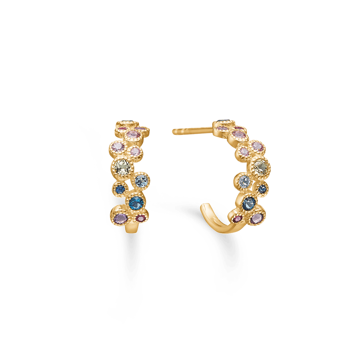 Mads Z Luxury Rainbow Petite Creole 14kt goud toont elegante gouden oorringen met gekleurde stenen. Modelnummer 1514067.
